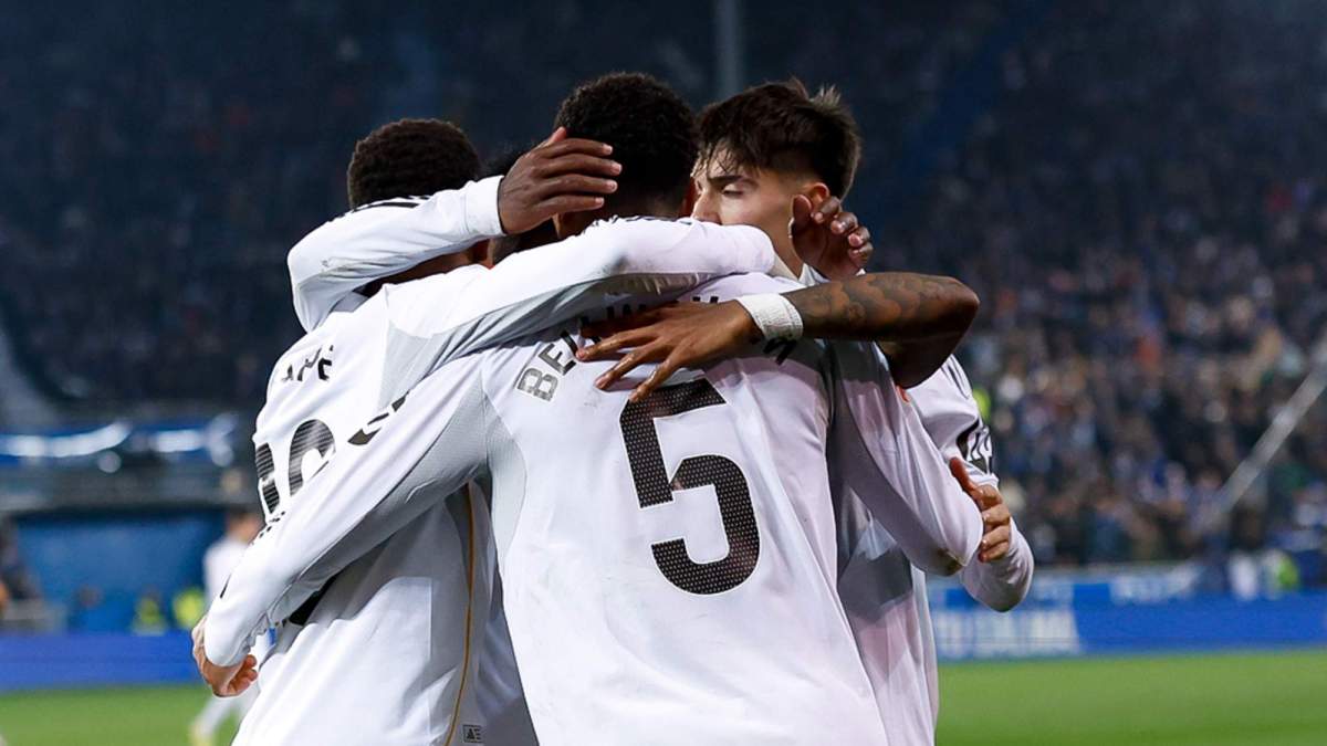 Jugadores del Real Madrid celebrando el gol de Mbappé en Mendizorroza