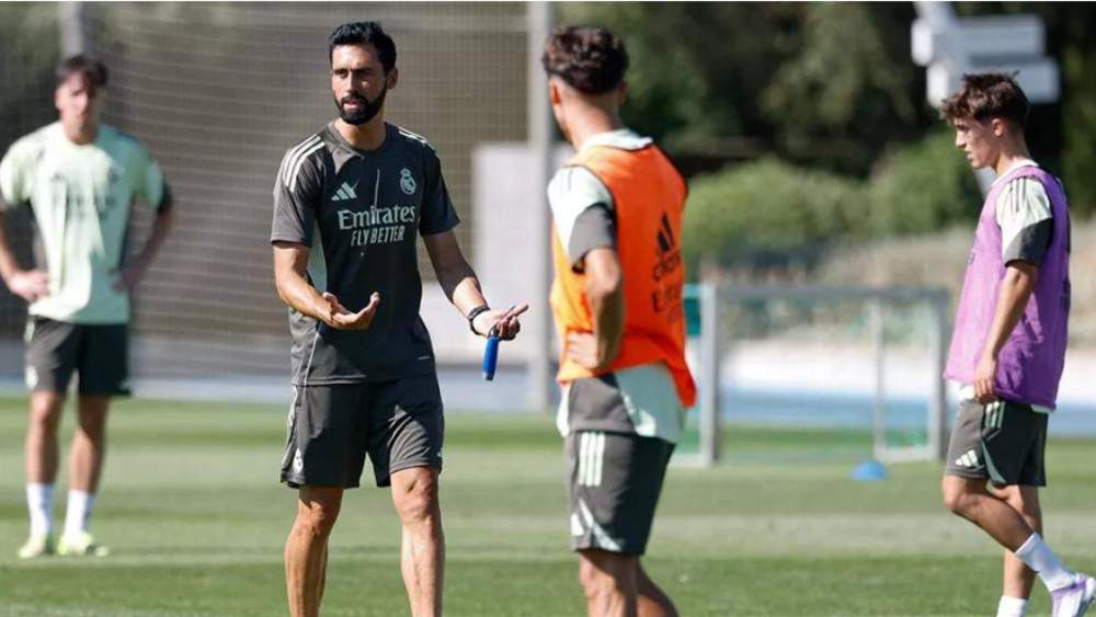 Arbeloa dirigiendo un entrenamiento del Castilla Arbeloa dirigiendo un entrenamiento del Castilla