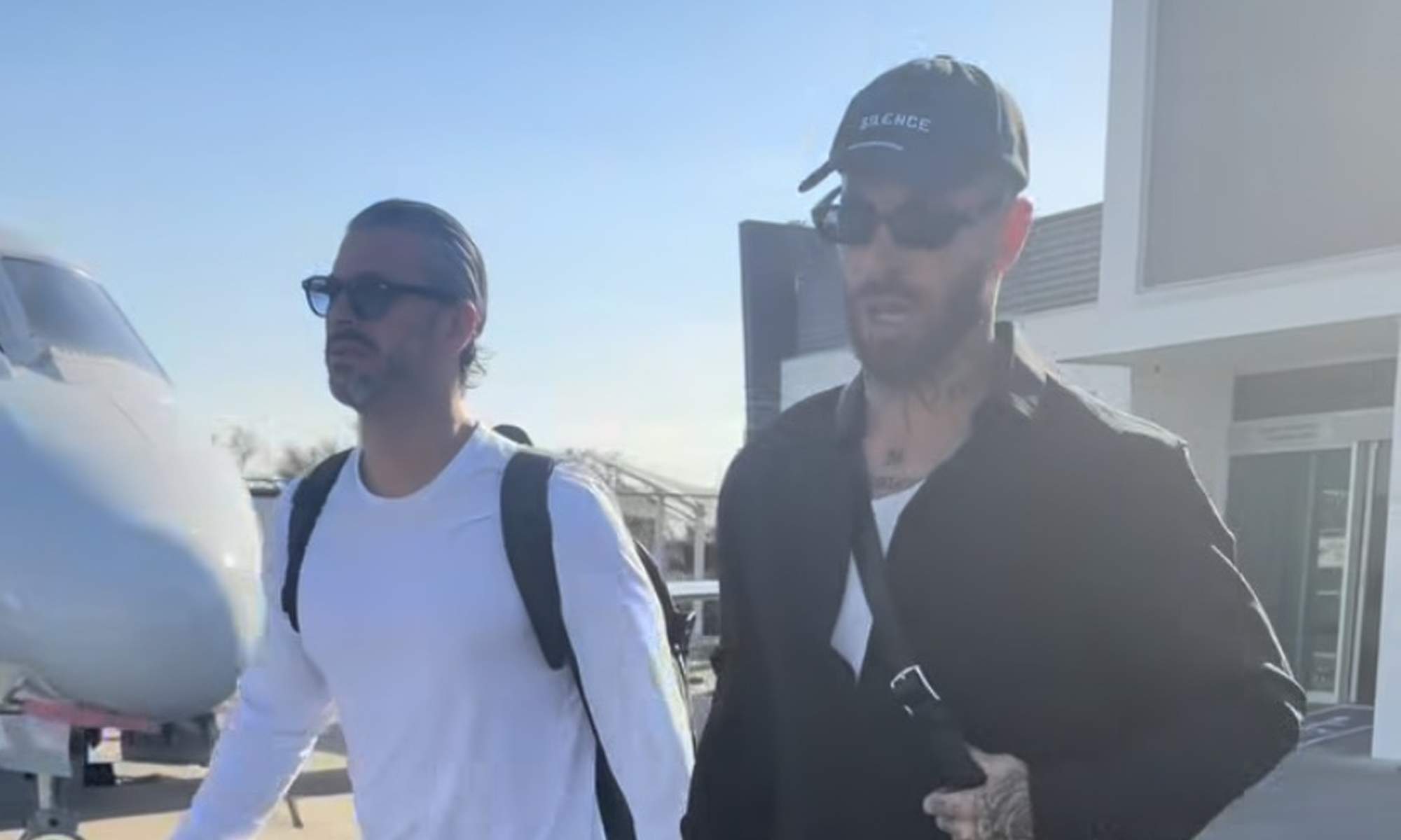 Sergio Ramos junto a su hermano René en el aeropuerto.