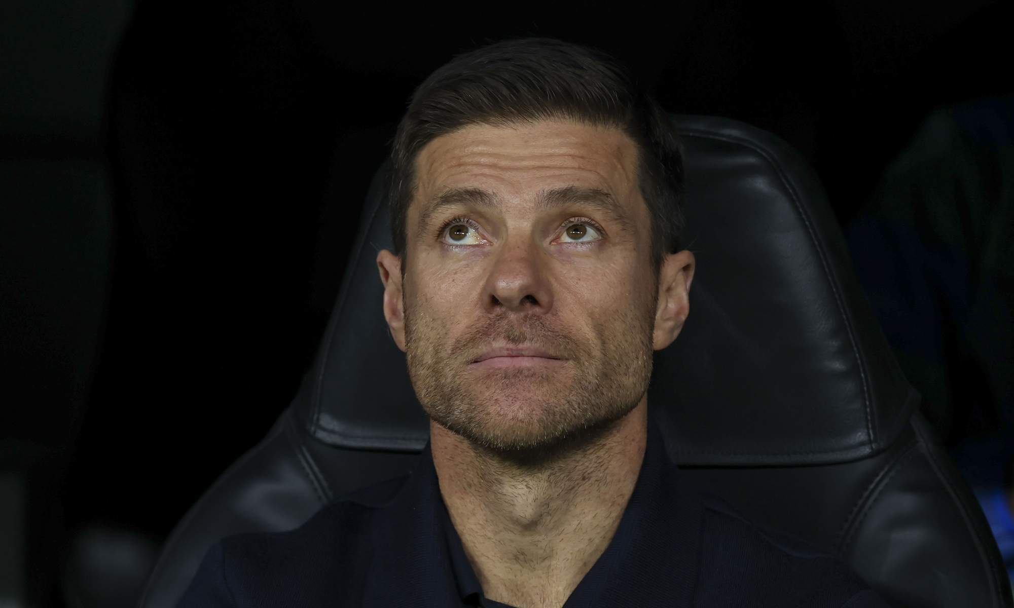 Xabi Alonso sentado en el banquillo del Real Madrid. 