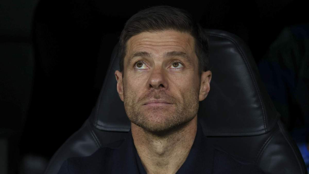 Xabi Alonso sentado en el banquillo del Real Madrid. Xabi Alonso sentado en el banquillo del Real Madrid.