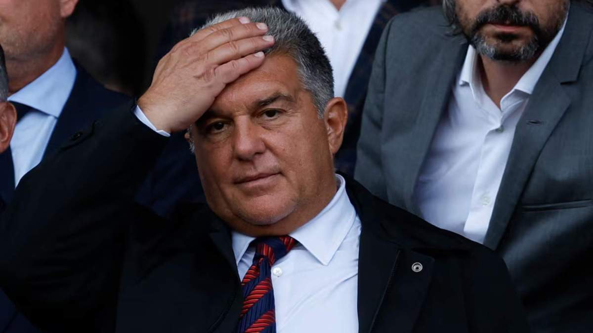 Laporta, angustiado con las manos en la cabeza Laporta, angustiado con las manos en la cabeza