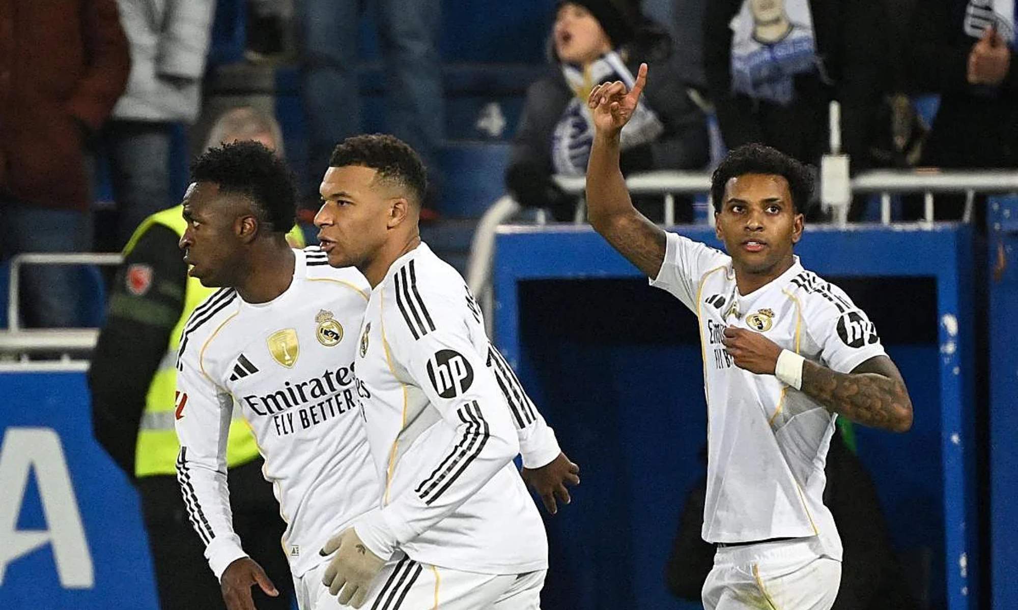 Vinicius Junior, Kylian Mbappé y Rodrygo Goes, celebrando el gol de la victoria del Real Madrid ante el Alavés el pasado domingo.