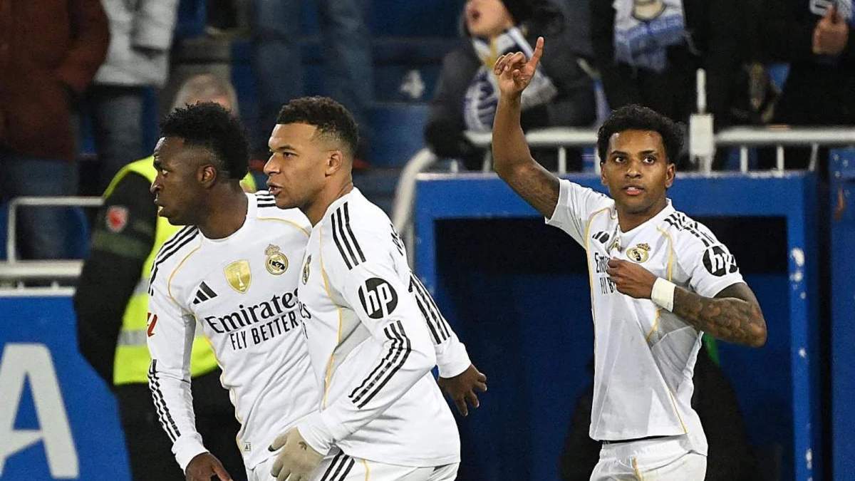 Vinicius Junior, Kylian Mbappé y Rodrygo Goes, celebrando el gol de la victoria del Real Madrid ante el Alavés el pasado domingo. Vinicius Junior, Kylian Mbappé y Rodrygo Goes, celebrando el gol de la victoria del Real Madrid ante el Alavés el pasado domingo.