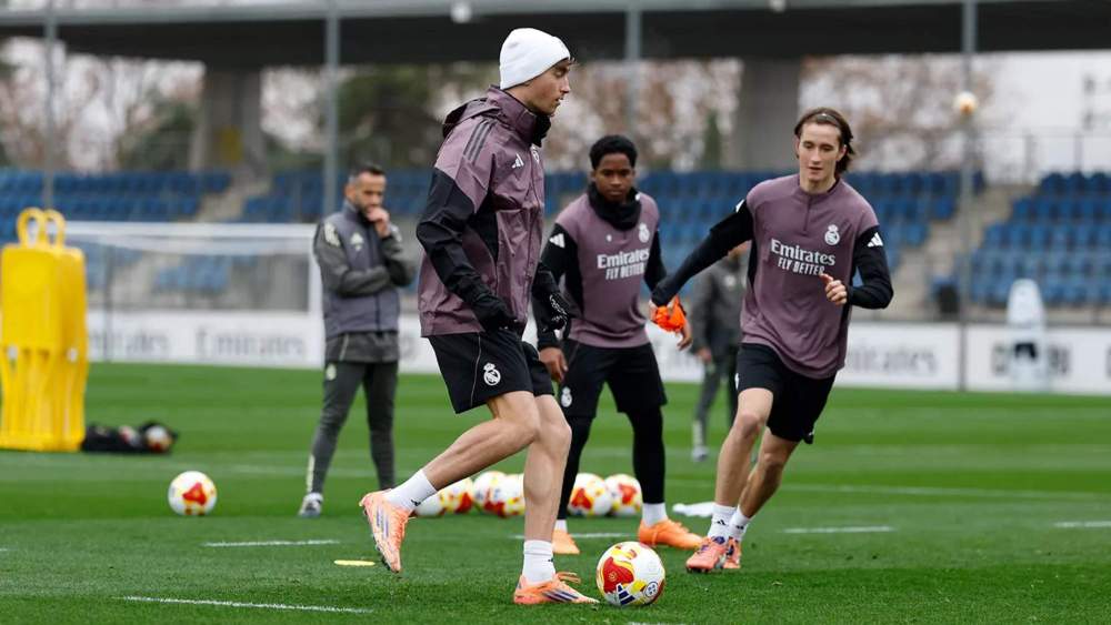 Dean Huijsen, Endrick Felipe y Joan Martínez, en el entrenamiento de este martes en Valdebebas.