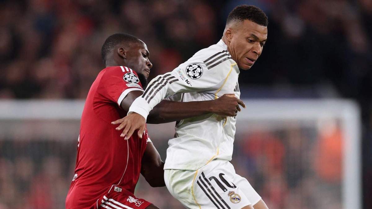 Ibrahima Konaté, junto a Kylian Mbappé, en el partido disputado esta temporada entre Liverpool y Real Madrid en Anfield.