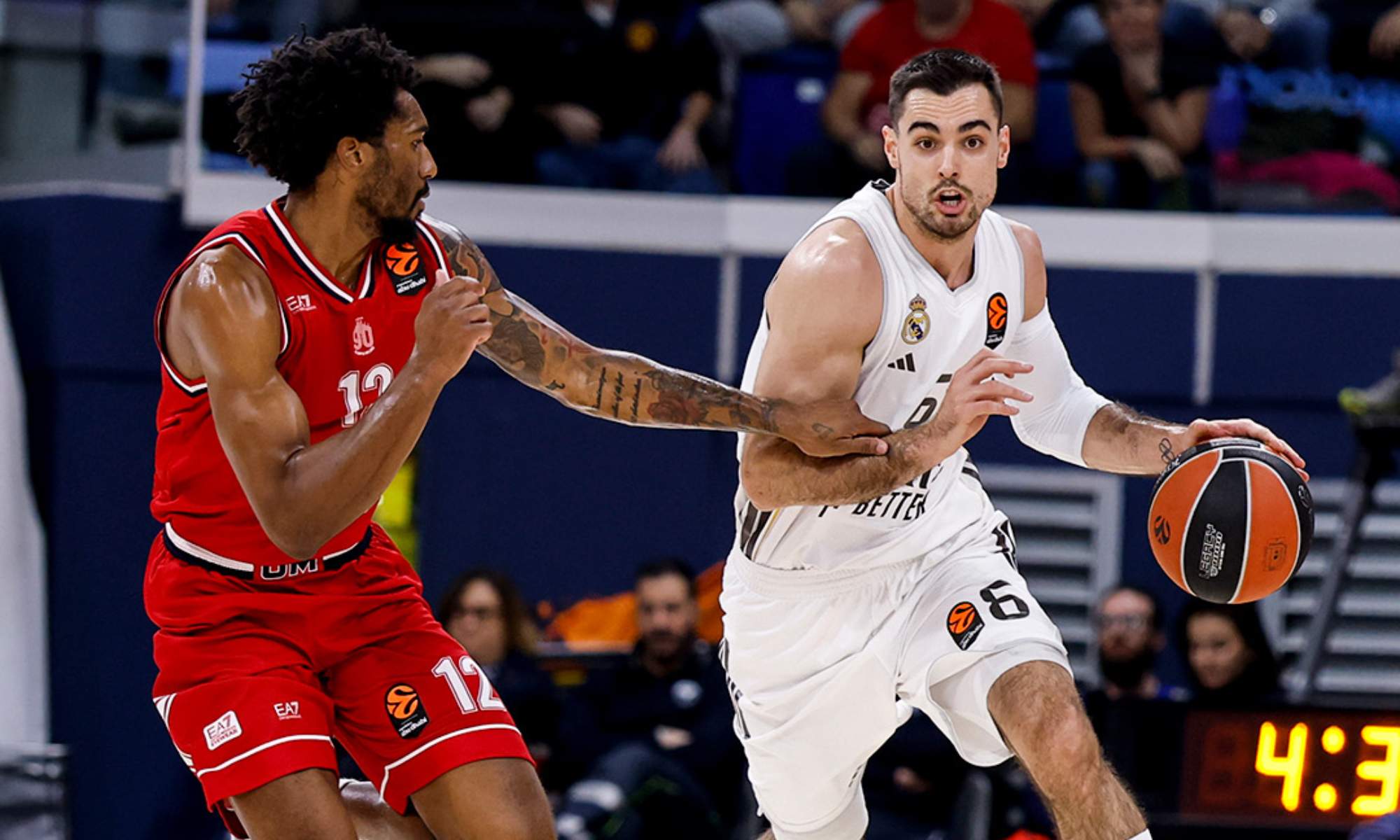Alberto Abalde, durante una jugada en ataque en el partido de Euroliga de esta noche entre el Armani Milan y el Real Madrid.
