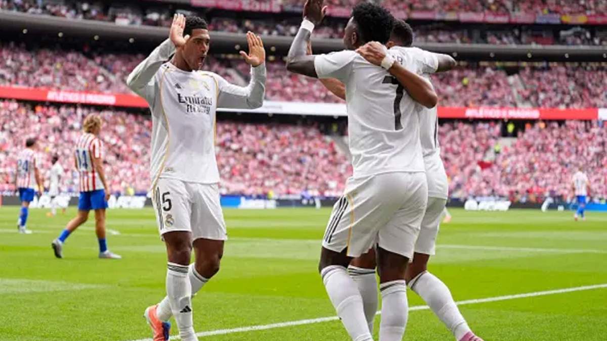 Jude Bellingham, Vinícius Júnior y Arda Güler celebrando un gol.