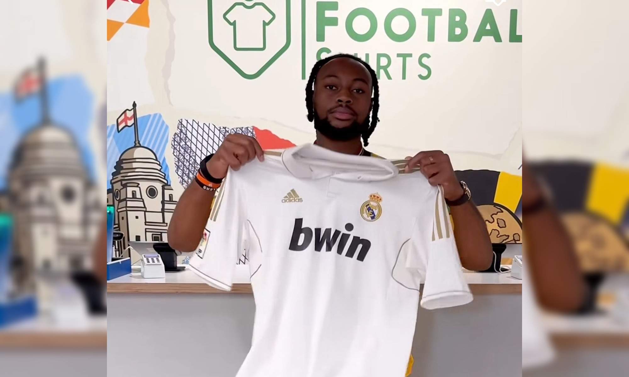 Semenyo con camiseta del Real Madrid