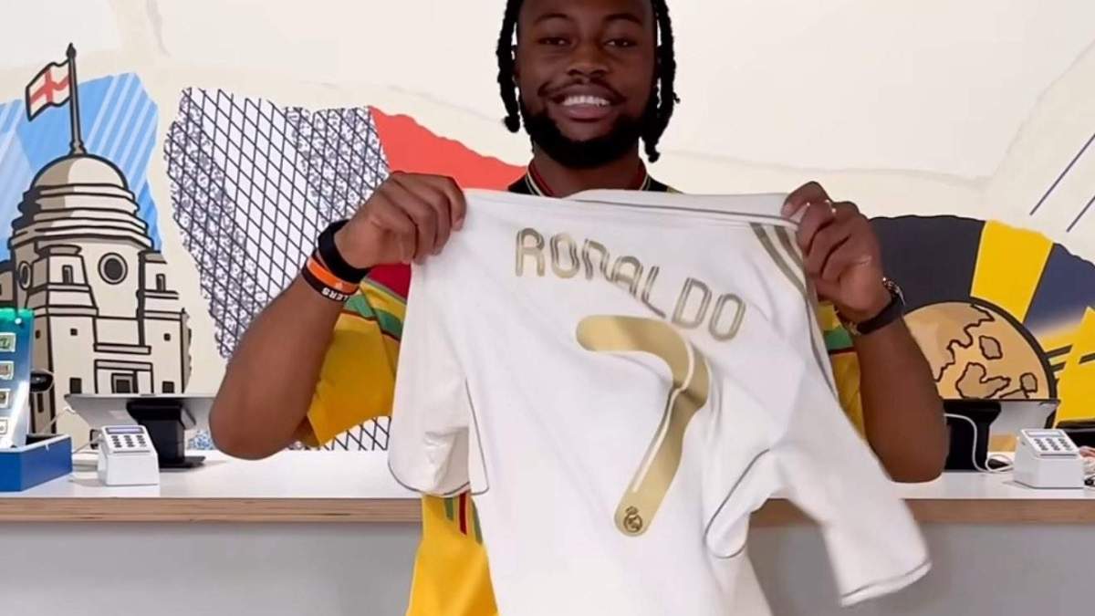 Semenyo con camiseta de Cristiano Ronaldo