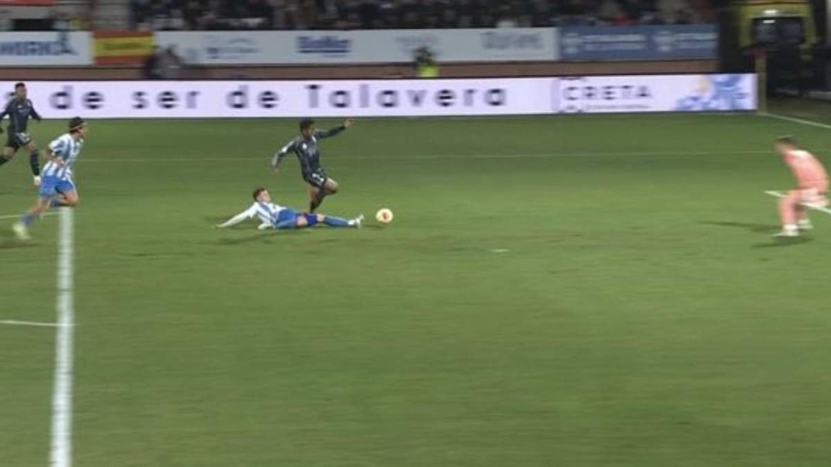 Penalti no pitado de Cuenca a Endrick