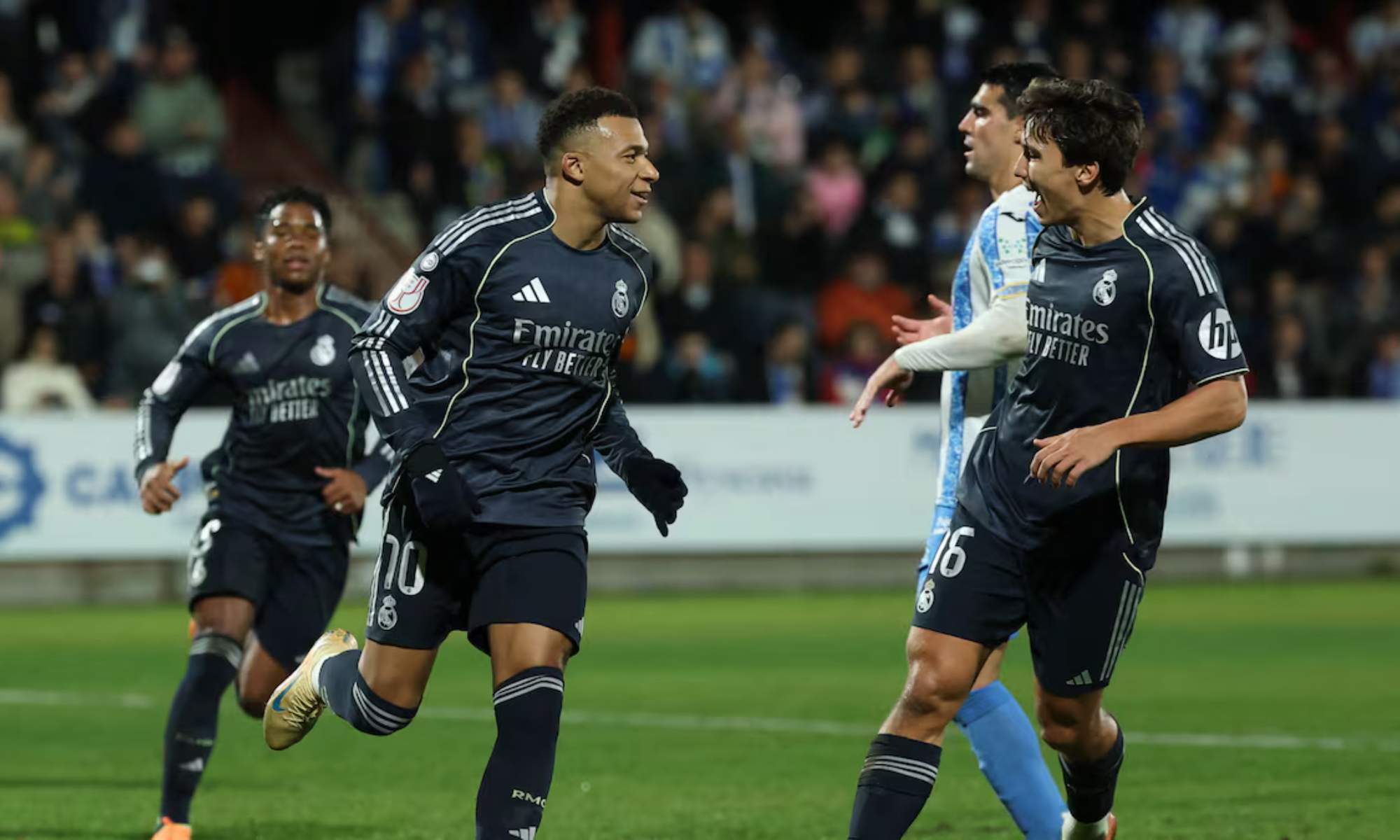 Kylian Mbappé celebra, junto a Gonzalo García, el primer gol del partido ante el Talavera.