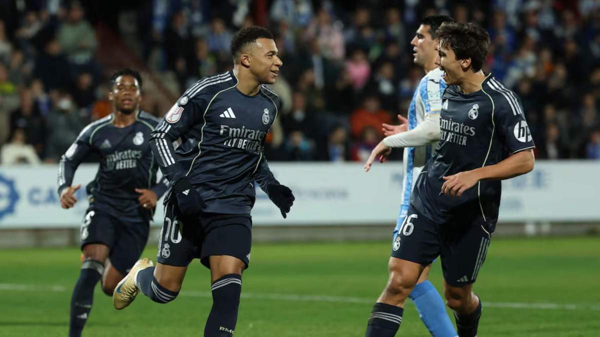 Kylian Mbappé celebra, junto a Gonzalo García, el primer gol del partido ante el Talavera. Kylian Mbappé celebra, junto a Gonzalo García, el primer gol del partido ante el Talavera.