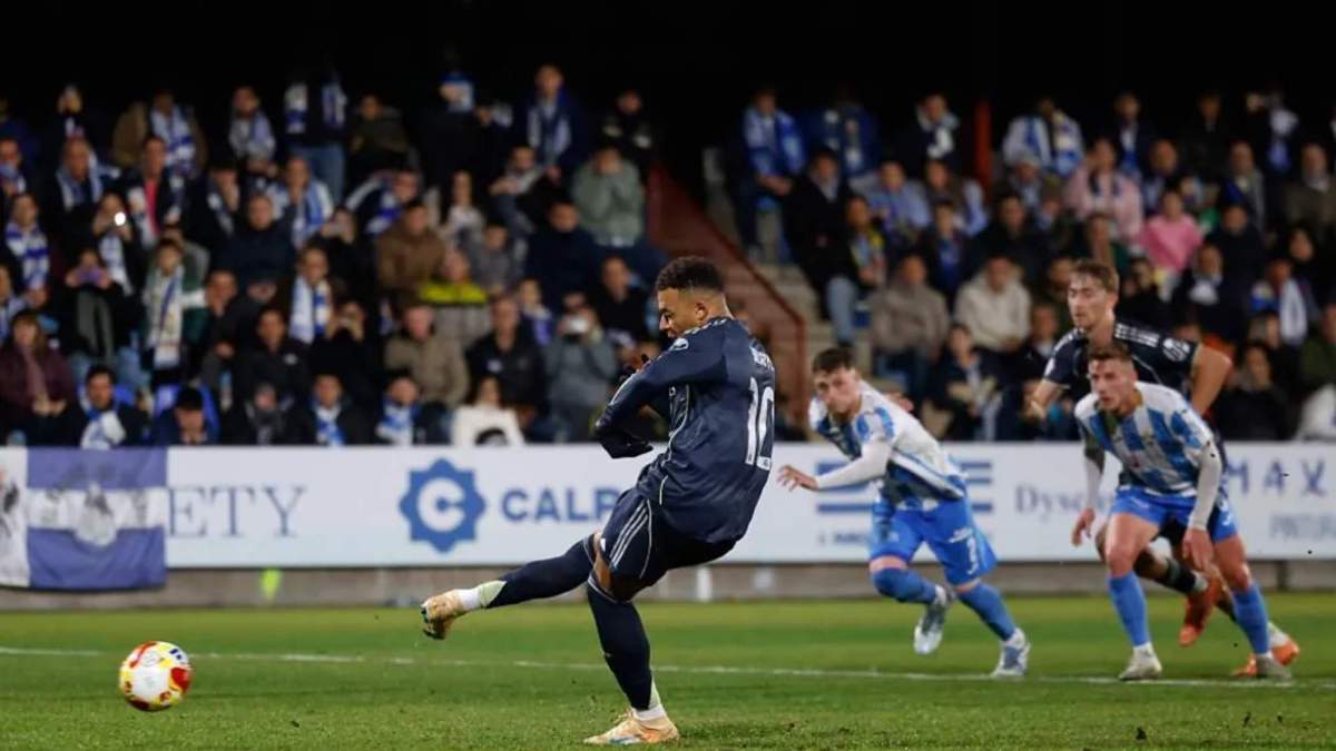 Kylian Mbappé, lanzando el penalti que abrió el marcador del encuentro entre el Talavera y el Real Madrid. Kylian Mbappé, lanzando el penalti que abrió el marcador del encuentro entre el Talavera y el Real Madrid.