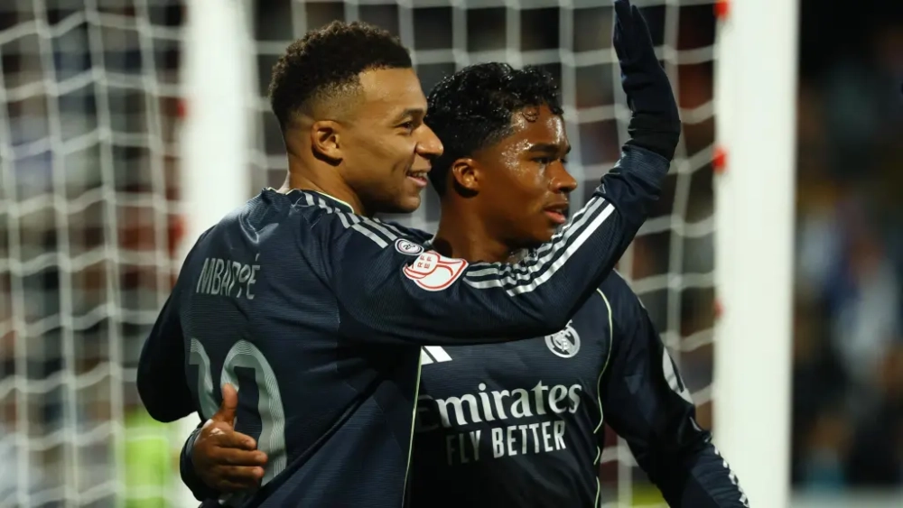 Endrick, celebrando con Mbappé uno de los goles del Real Madrid al Talavera Endrick, celebrando con Mbappé uno de los goles del Real Madrid al Talavera