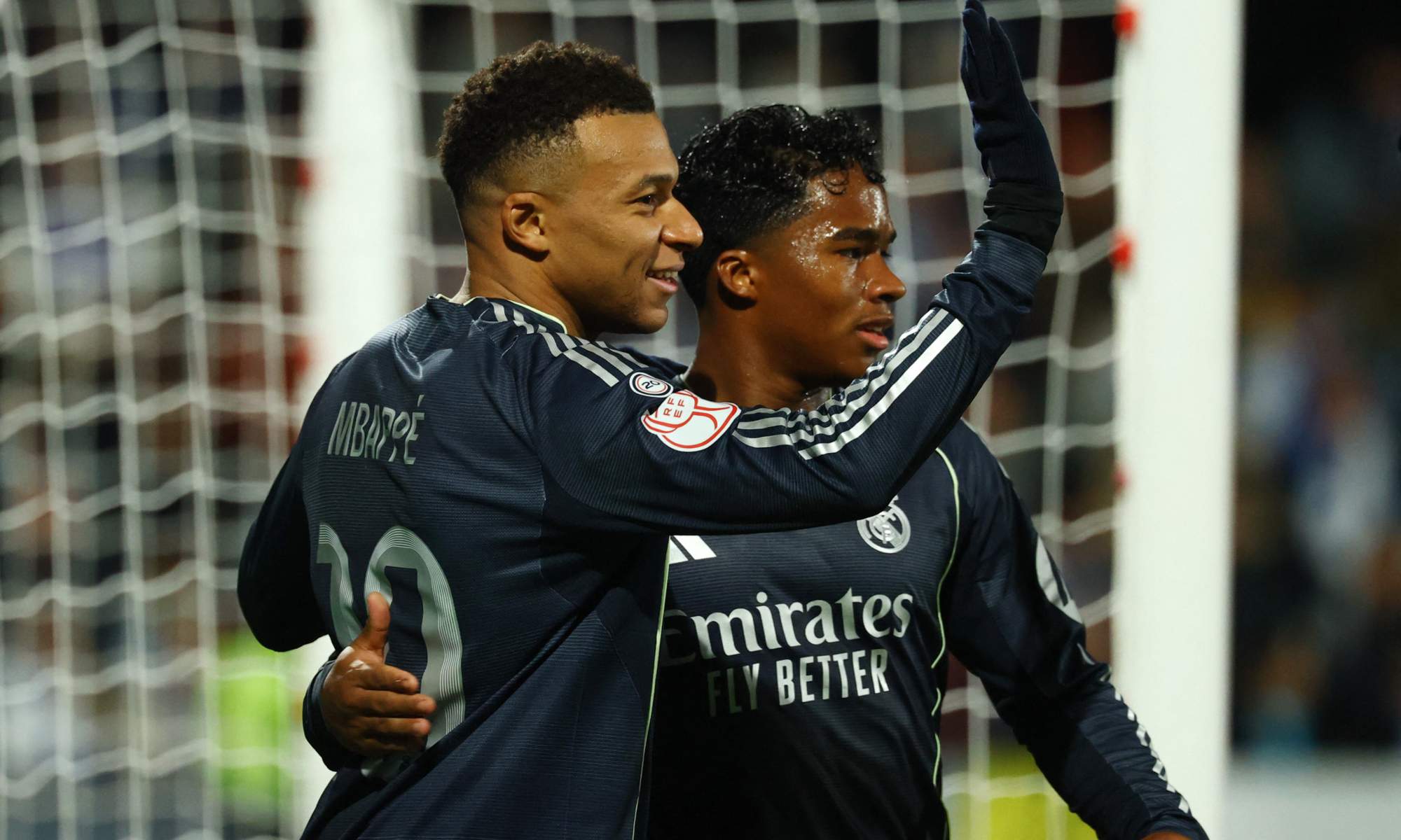 Kylian Mbappé y Endrick Felipe, celebrando uno de los goles del francés ante el Talavera en el duelo de esta noche.
