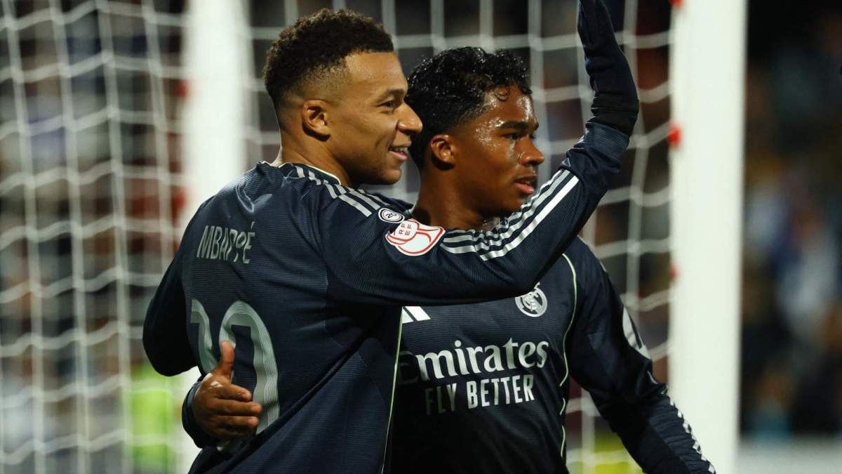 Kylian Mbappé y Endrick Felipe, celebrando uno de los goles del francés ante el Talavera en el duelo de esta noche. Kylian Mbappé y Endrick Felipe, celebrando uno de los goles del francés ante el Talavera en el duelo de esta noche.