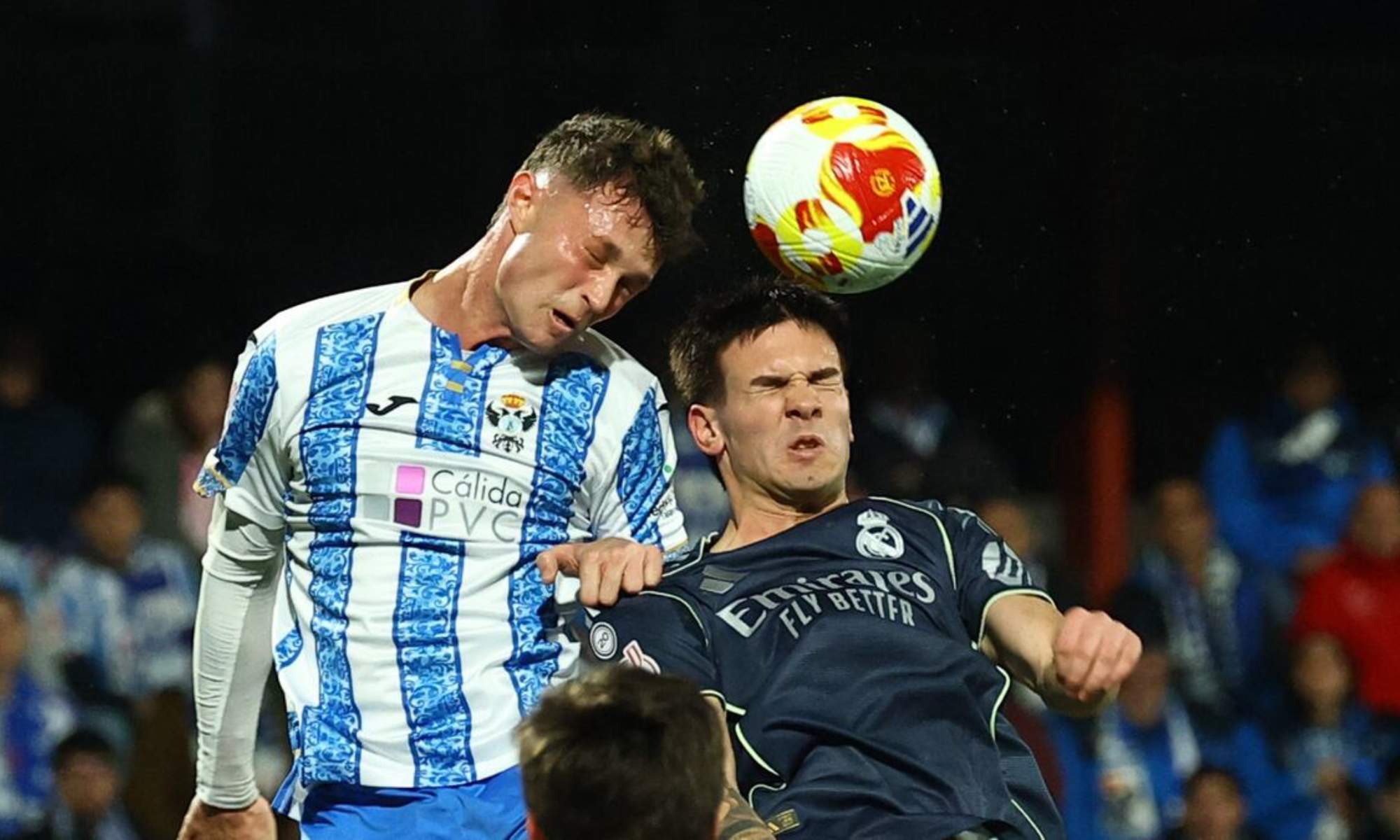Franco Mastantuono, peleando por un balón aéreo en el duelo copero de esta noche en Talavera.