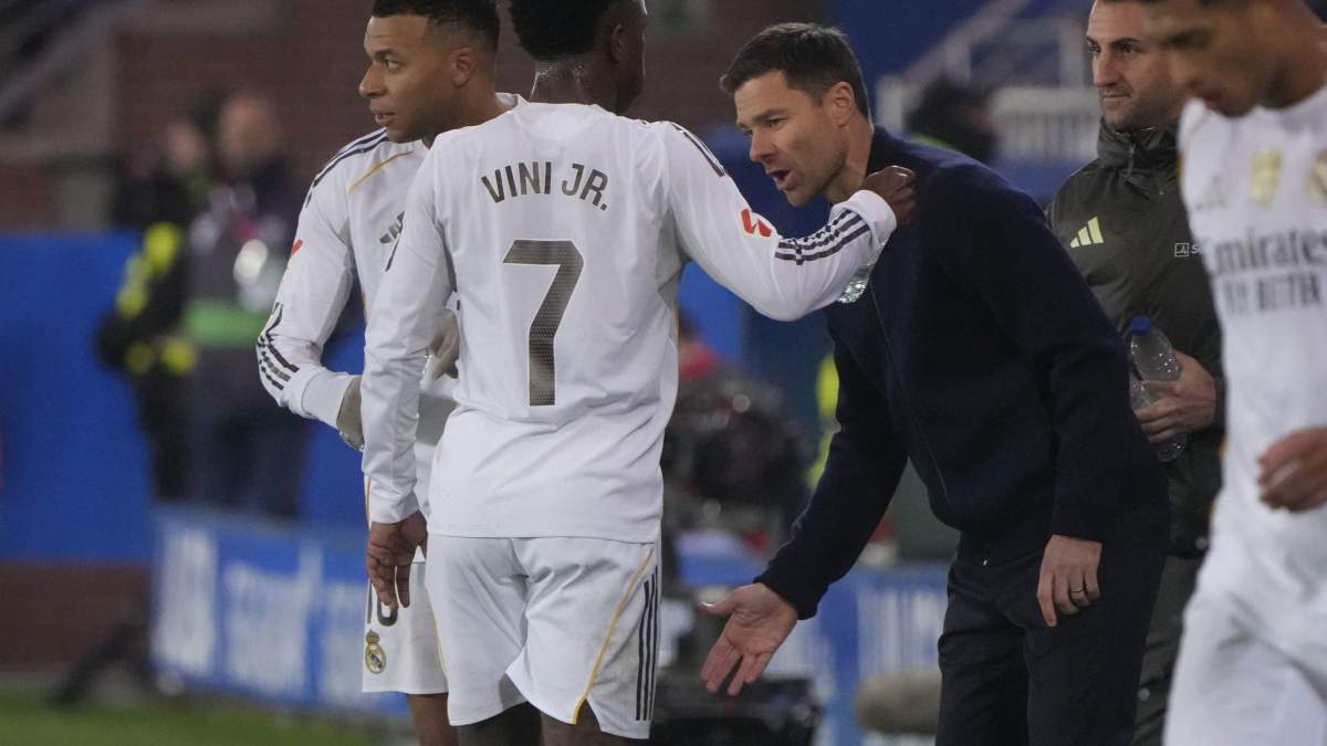 Xabi Alonso y Vinícius Júnior en un partido del Real Madrid. Xabi Alonso y Vinícius Júnior en un partido del Real Madrid.