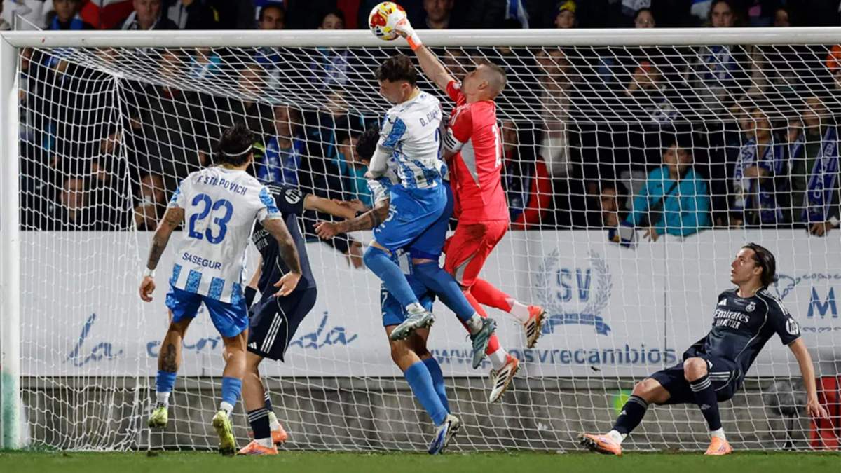 Andriy Lunin jugando contra el Talavera en la Copa del Rey. Andriy Lunin jugando contra el Talavera en la Copa del Rey.