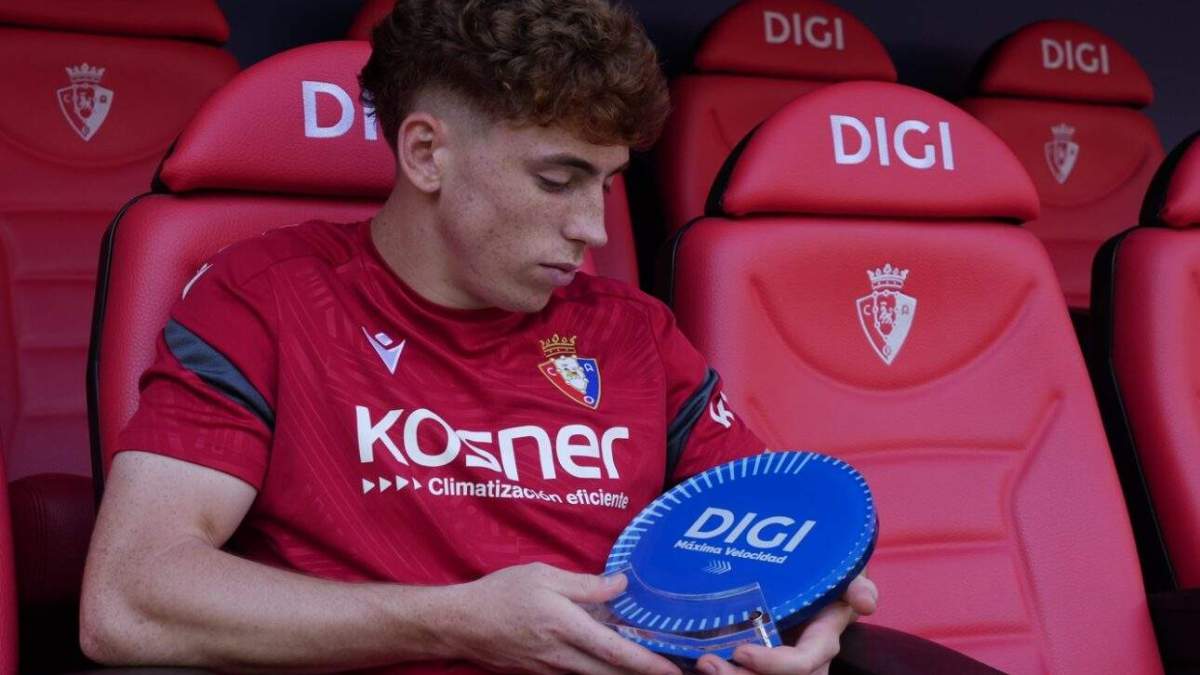 Víctor Muñoz sentado en el banquillo del Osasuna. Víctor Muñoz sentado en el banquillo del Osasuna.