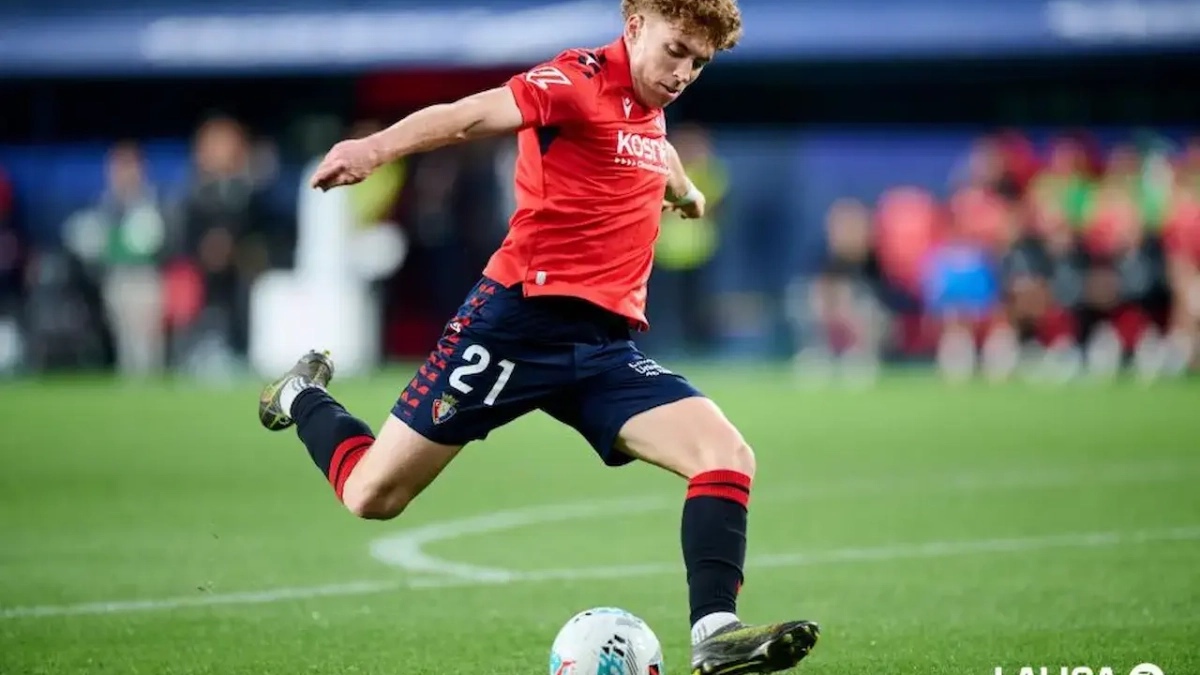 Víctor Muñoz realizando un disparo con el Osasuna. Víctor Muñoz realizando un disparo con el Osasuna.