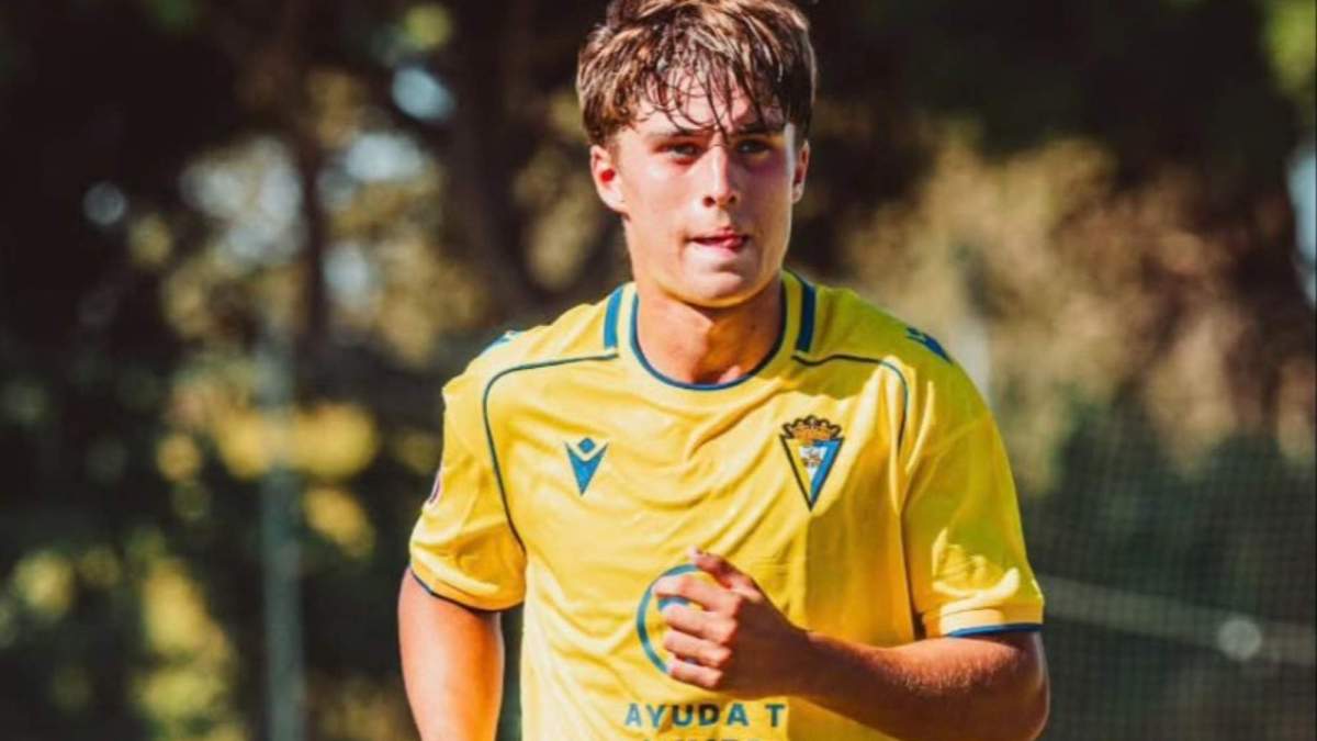 Guille González jugando un partido con el Cádiz