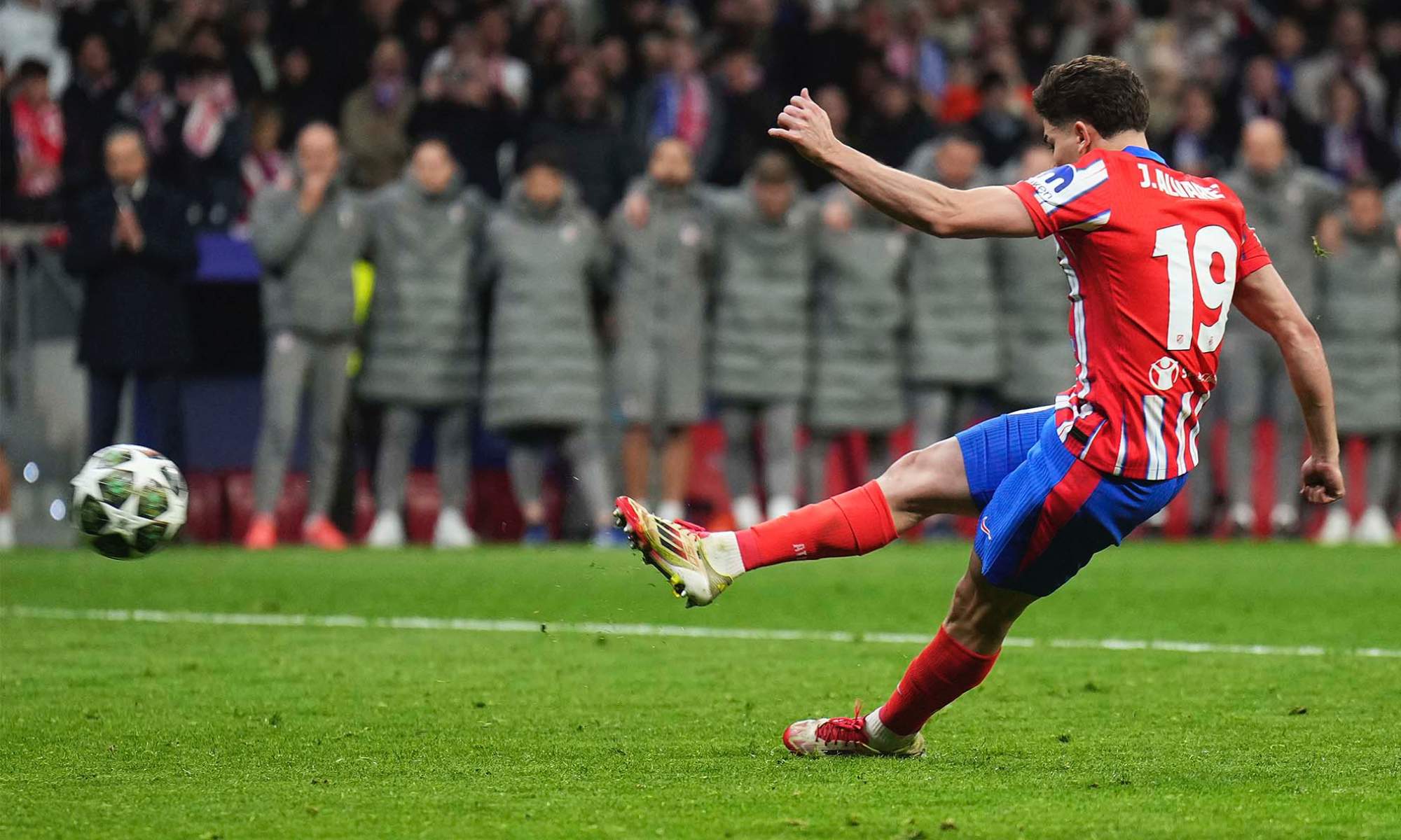 Julián Álvarez, en el penalti que marcó en Champions al Real Madrid.