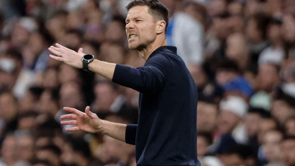 Xabi Alonso, dando órdenes a sus jugadores durante un partido de esta temporada. Xabi Alonso, dando órdenes a sus jugadores durante un partido de esta temporada.