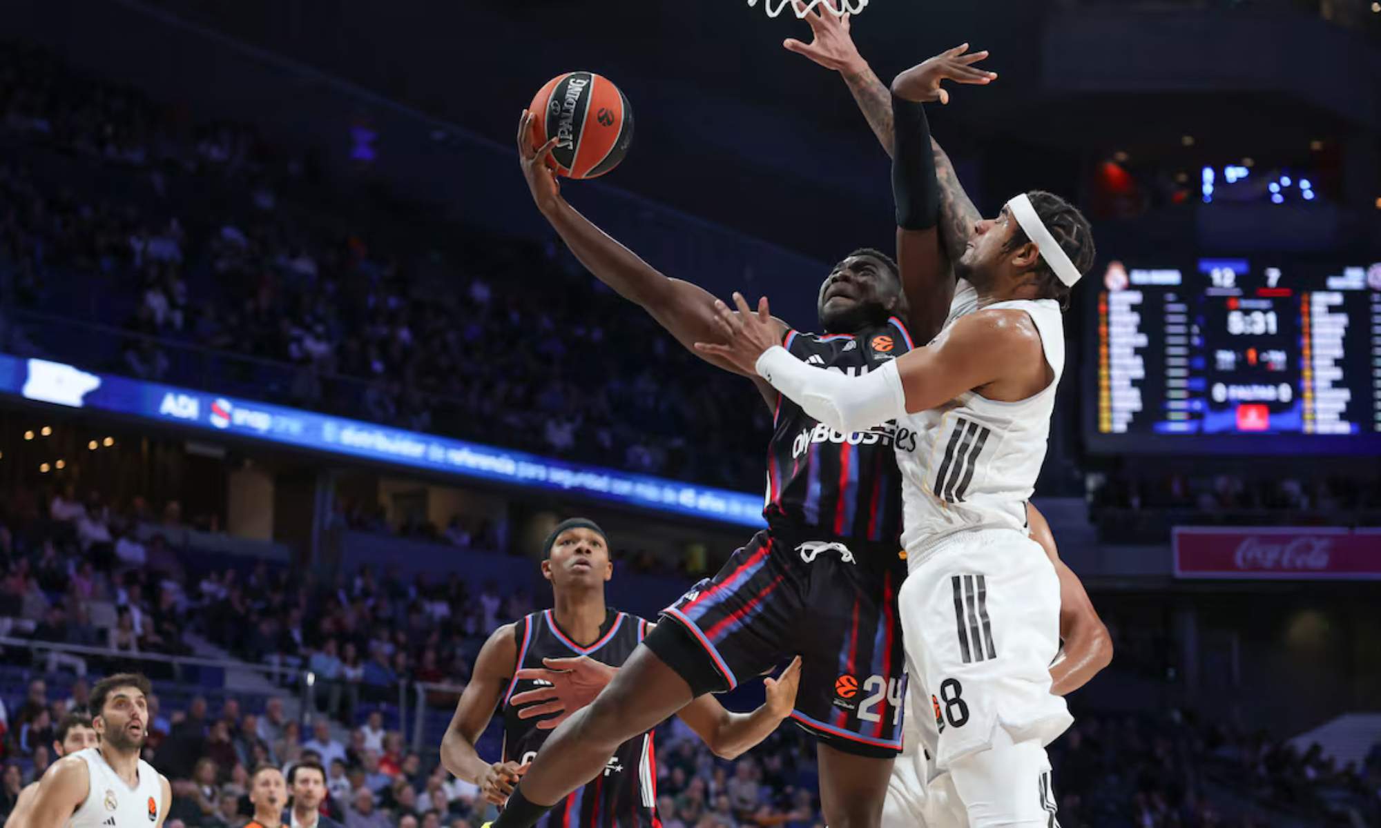 Chuma Okeke trata de taponar una jugada del Paris antes de encestar.