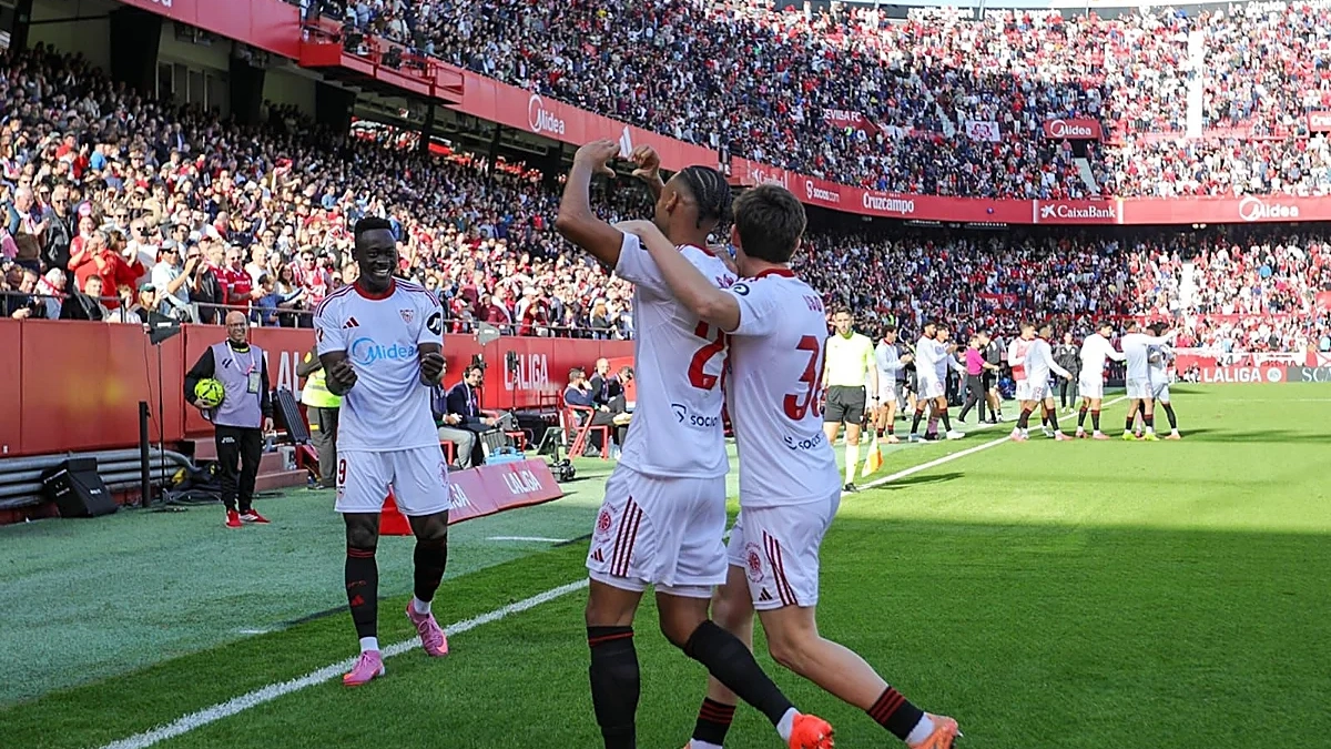 Jugadores del Sevilla celebrando uno de los cuatro goles contra el Oviedo