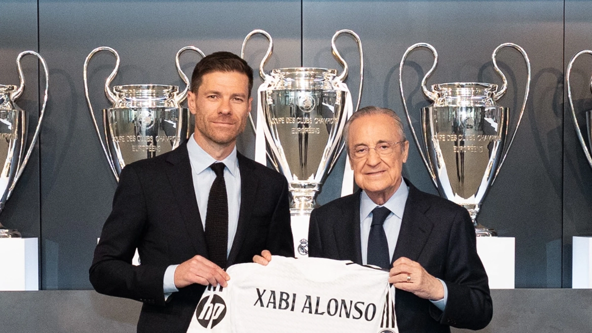 Xabi Alonso junto a Florentino Pérez