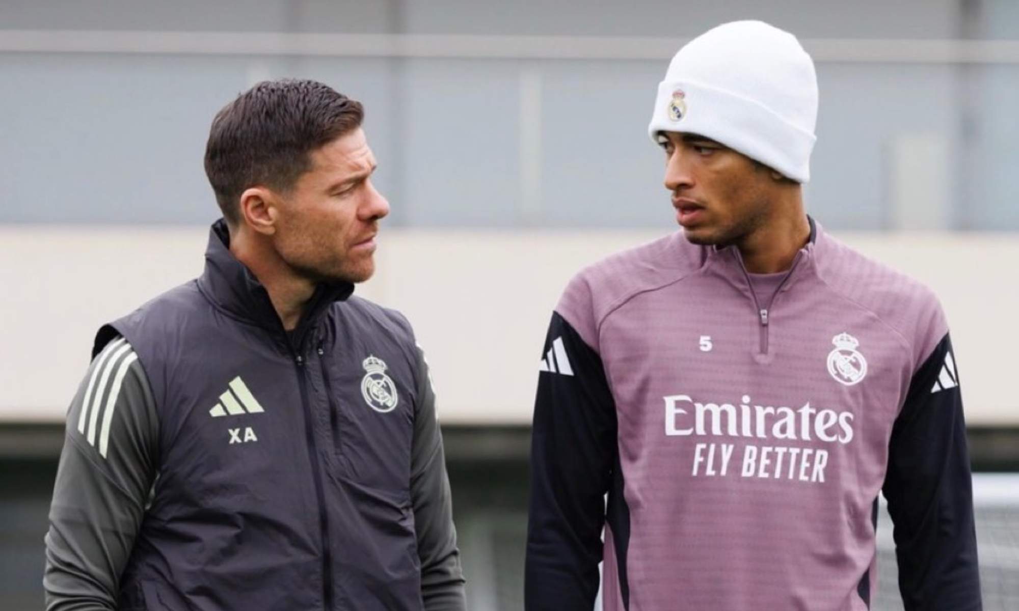 Xabi Alonso y Jude Bellingham, hablando durante el entreno del Real Madrid este viernes por la mañana en Valdebebas.