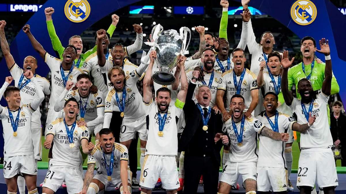 Nacho levantando la Decimoquinta Champions