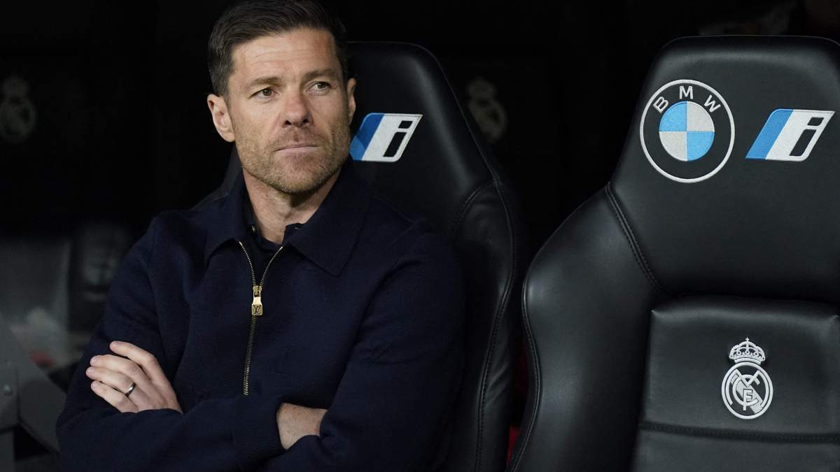 Xabi Alonso sentado en el banquillo del Real Madrid. 