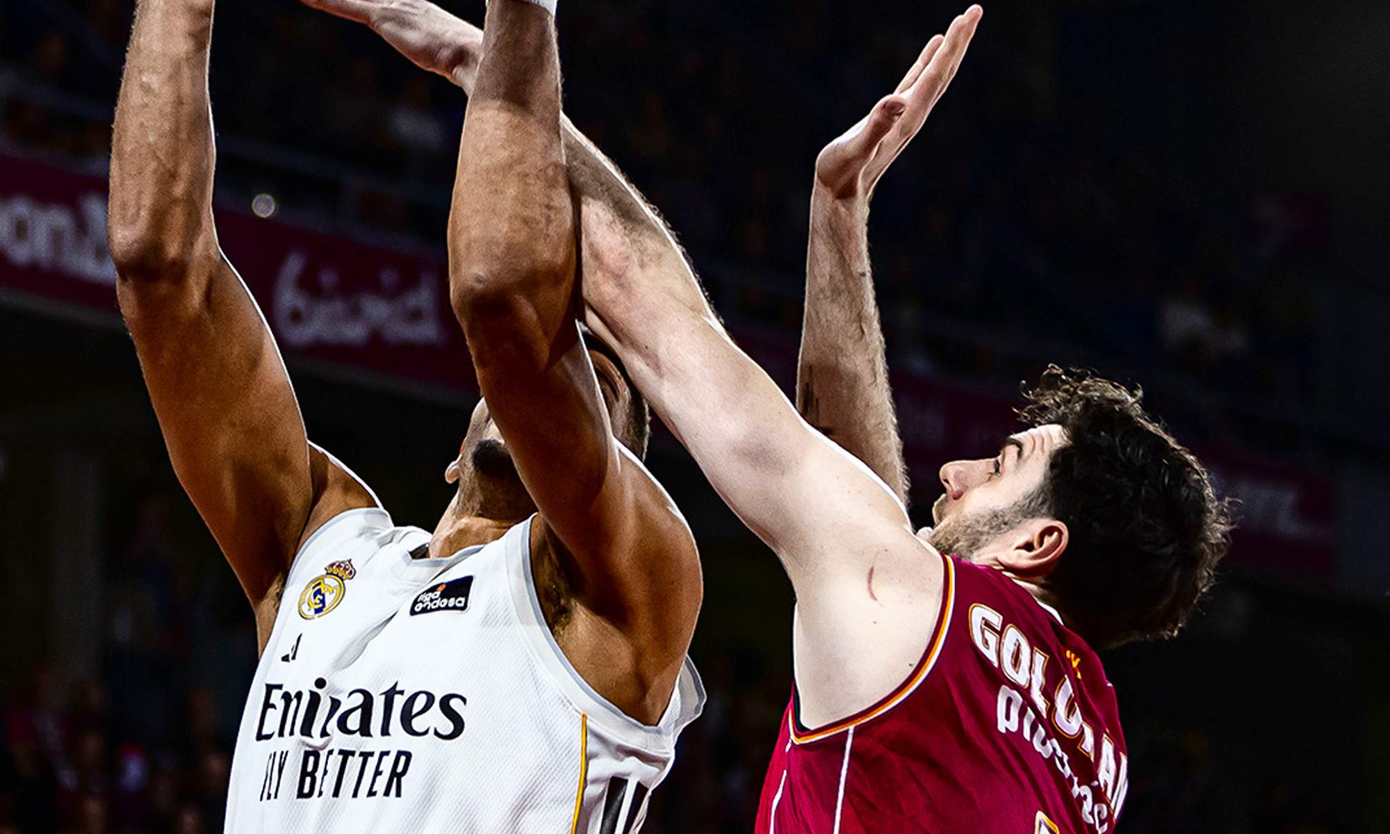 Una disputa de un balón durante el Força Lleida - Real Madrid. 