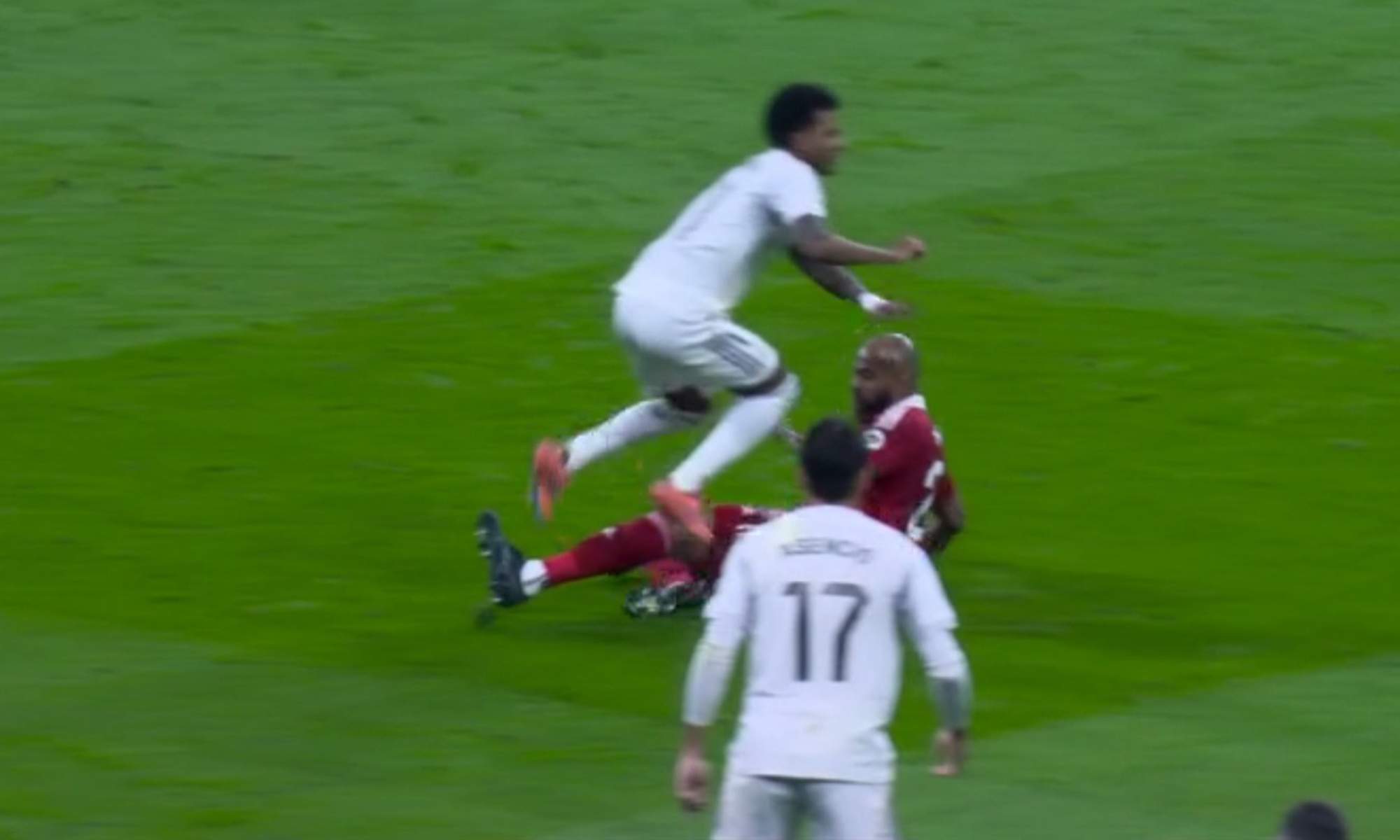 Muñiz Ruiz y el VAR perdonaron la roja a Marcao tras una entrada criminal a Rodrygo