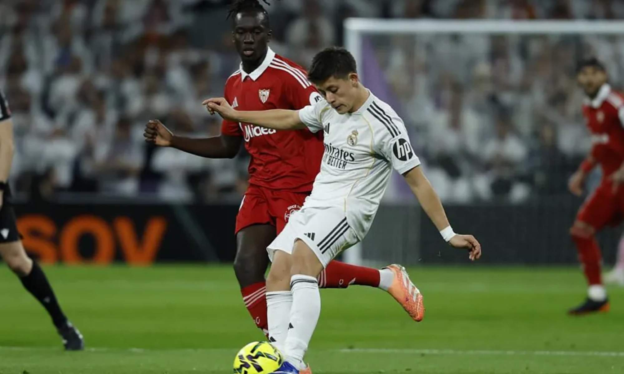 Arda Güler, controlando el balón durante una acción en la primera parte en el encuentro entre el Real Madrid y el Sevilla.