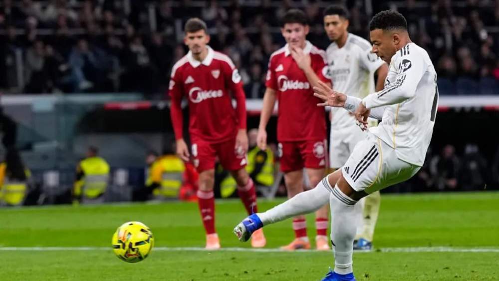 Kylian Mbappé lanza el penalti para hacer el segundo de los blancos contra el Sevilla. Kylian Mbappé lanza el penalti para hacer el segundo de los blancos contra el Sevilla.
