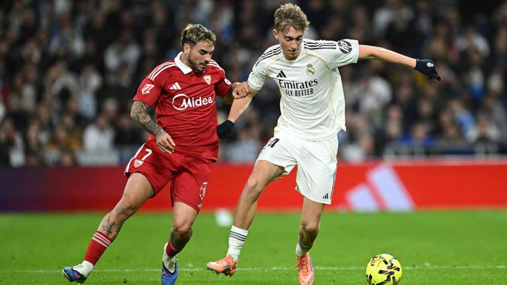 Dean Huijsen, con Isaac Romero en la imagen, no ha firmado un buen partido. Dean Huijsen, con Isaac Romero en la imagen, no ha firmado un buen partido.