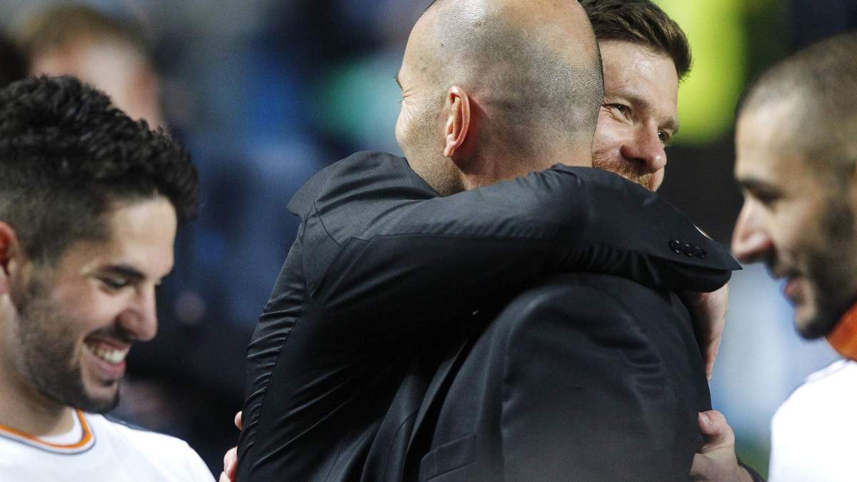 Zinedine Zidane y Xabi Alonso abrazados después de ganar la Décima en 2014. 