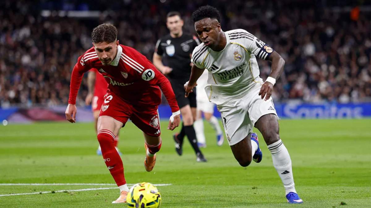 Vinícius Júnior regateando durante el Real Madrid - Sevilla. 