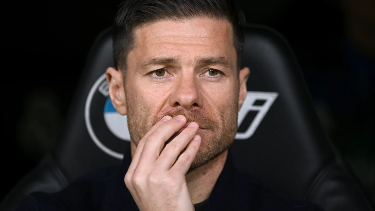 Xabi Alonso sentado en el banquillo del Real Madrid.