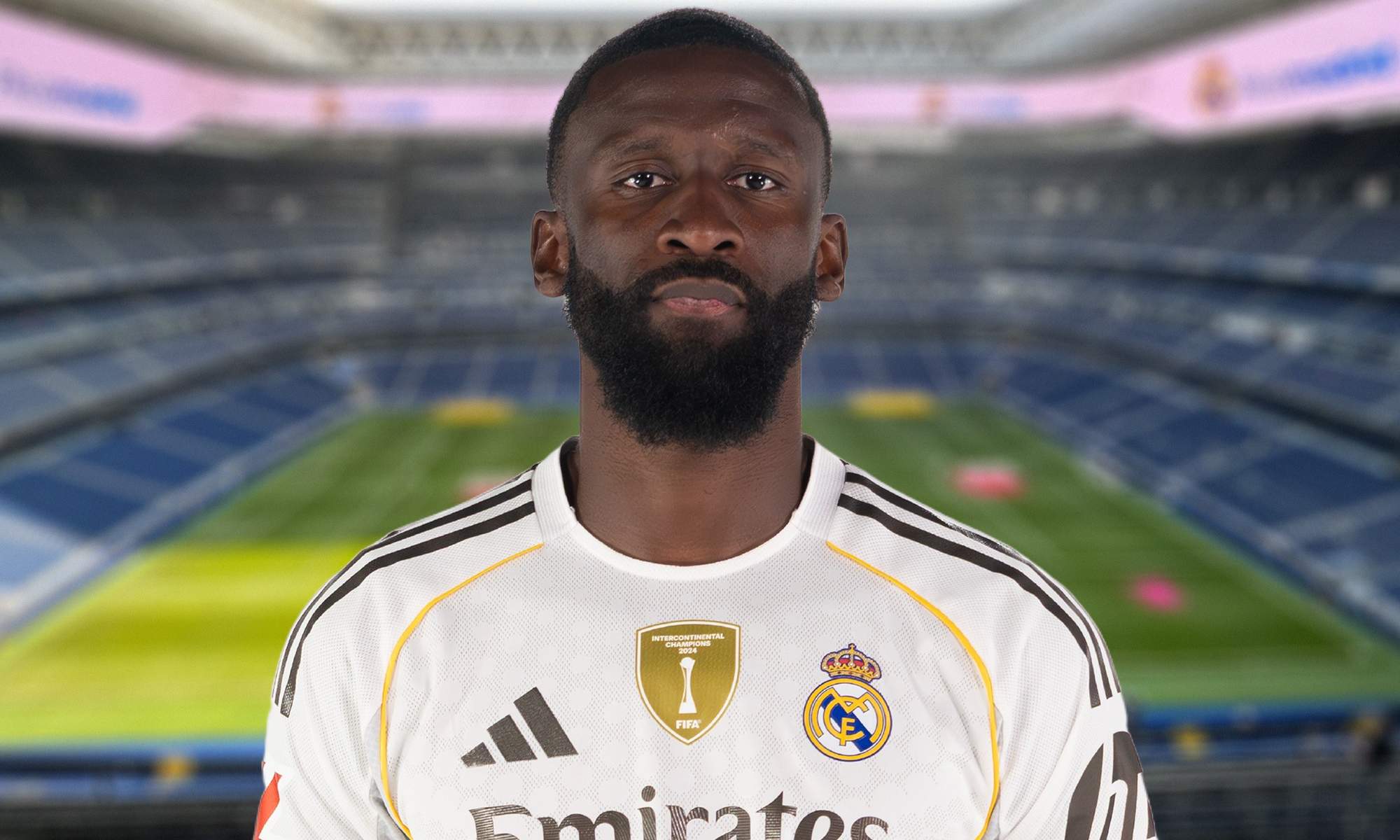 Antonio Rüdiger con la camiseta del Real Madrid y el Santiago Bernabéu. 