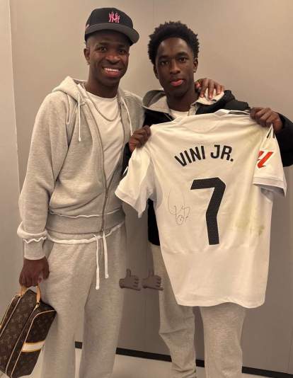 Joshua Abe posando con Vinícius y su camiseta dedicada. 