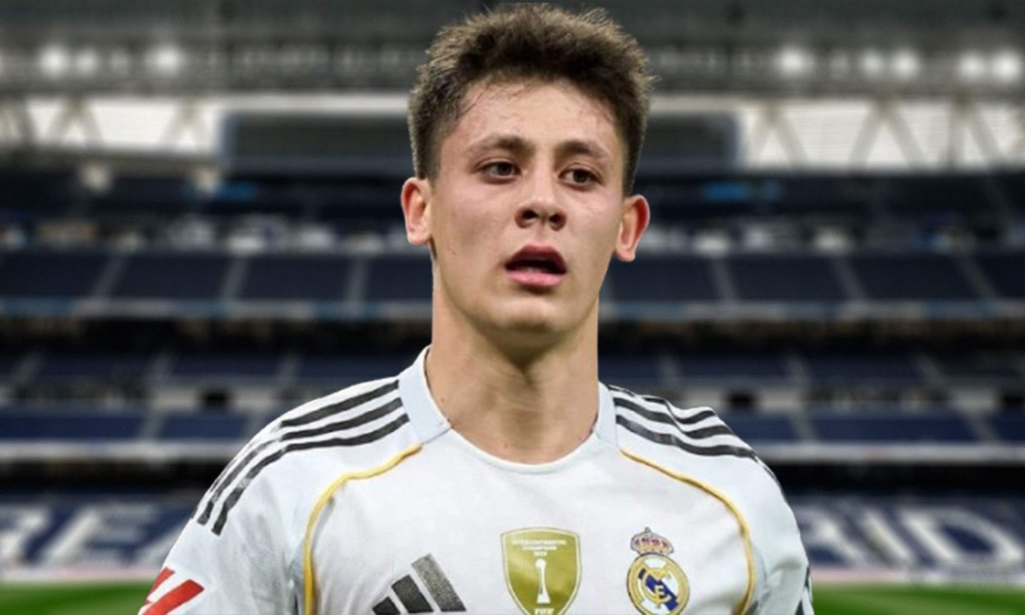Arda Güler con la camiseta del Real Madrid y el Santiago Bernabéu. 