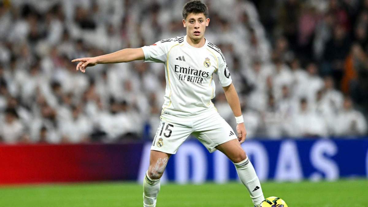 Arda Güler jugando un partido contra el Sevilla en el Santiago Bernabéu. 