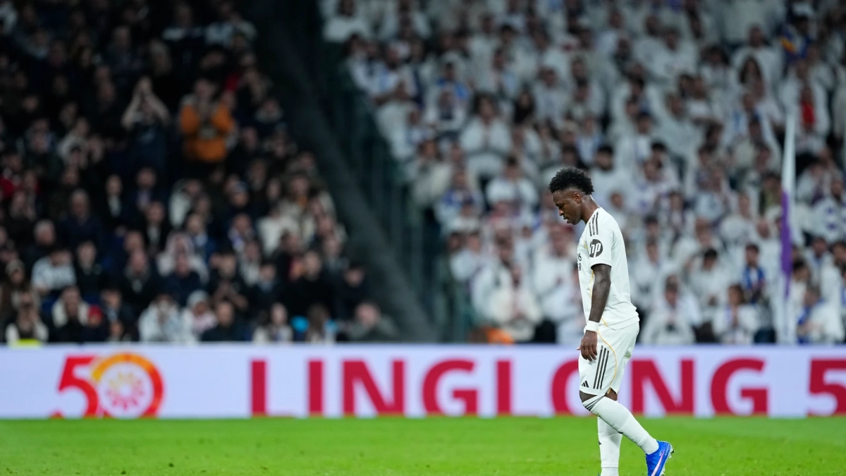 Vinícius Júnior recibiendo pitos en un cambio en el Santiago Bernabéu. 