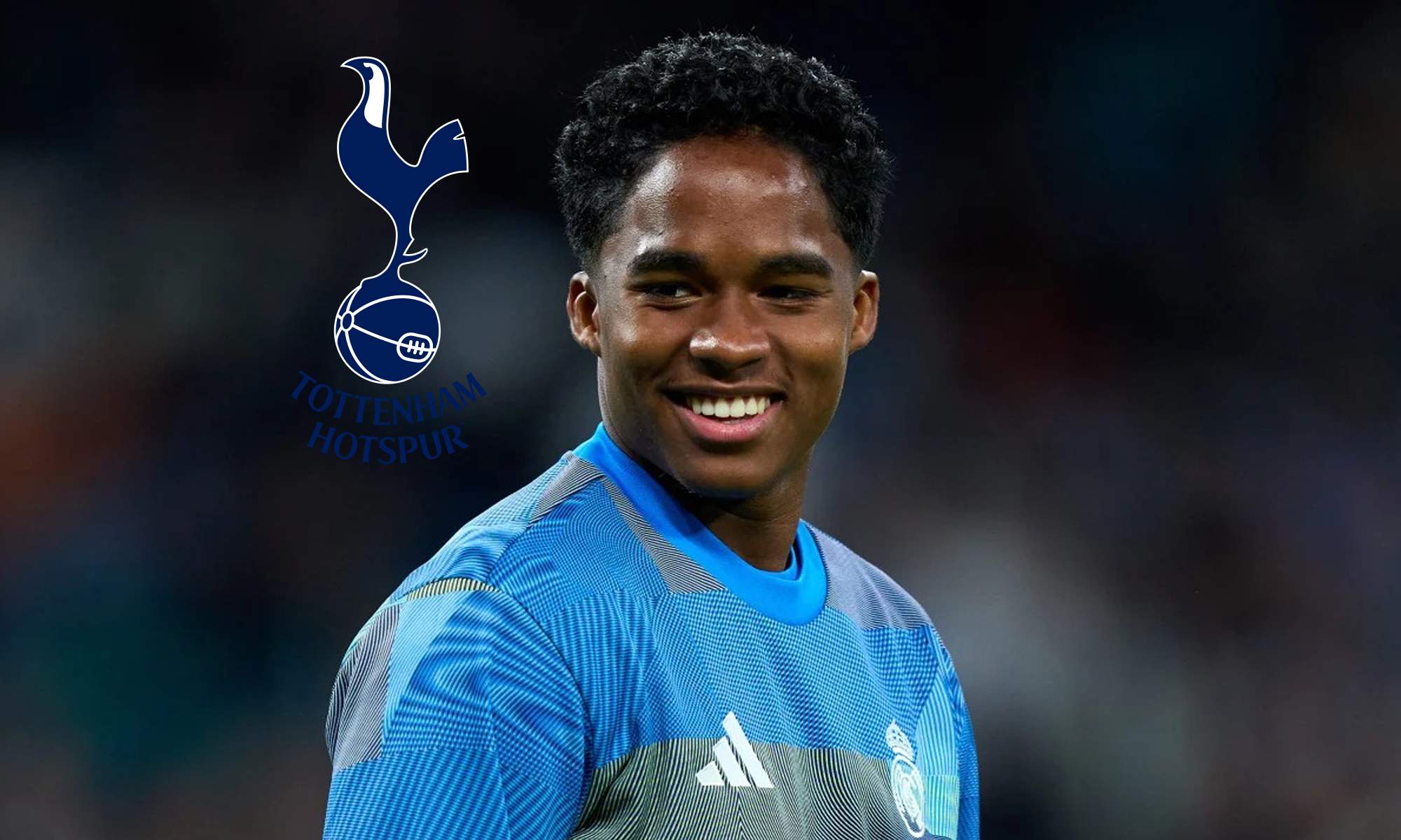 Endrick durante un calentamiento con el Real Madrid y el escudo del Tottenham. 