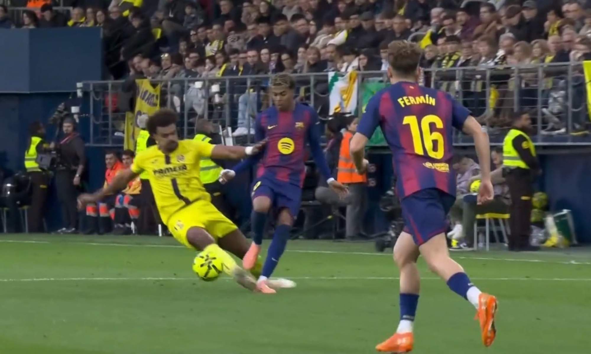 Alberola se acobarda: roja de chiste al Villarreal por los lloriqueos de Lamine Yamal